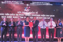 La entrega del memorando de entendimiento sobre la construcción de un estudio cinematográfico en Khanh Hoa (Foto: VNA)