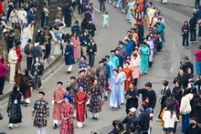 [Foto] 400 personas vestidas con trajes tradicionales vietnamitas desfilan por el casco antiguo de Hanói