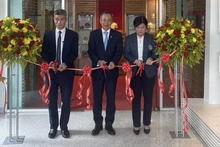 Delegados cortan cinta de apertura (Foto: Nhan Dan)