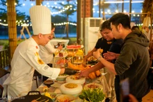 Los visitantes disfrutan de la cocina de Da Nang en el lanzamiento del recorrido gastronómico. (Foto: Vnexpress)