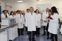 El secretario general del Partido Comunista de Vietnam (PCV) y presidente del país, To Lam, visita el Instituto Nacional de Investigación y Capacitación en Bioprocesamiento de Irlanda. (Foto: VNA)
