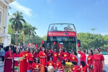 Las mujeres vietnamitas llevan puestas los Ao Dai y disfrutan del recorrido turístico en autobús de dos pisos (Foto: hanoimoi.vn)