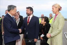 Acto de despedida al secretario general del Partido Comunista y presidente de Vietnam, To Lam, en el aeropuerto de Dublín. (Foto: VNA)