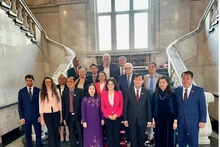 La delegación vietnamita se toma una foto de recuerdo con la vicepresidenta de la Asamblea Nacional y titular del Grupo Parlamentario de la Amistad Bulgaria-Vietnam, Rositsa Lyubenova Kirova. (Foto:VNA)