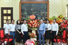 Nguyen Van The, secretario del Comité partidista en el Bloque de los Órganos Centrales, entrega flores al periódico Nhan Dan con motivo del 98 aniversario del Día de la Prensa Revolucionaria de Vietnam. (Foto: Dang Khoa)