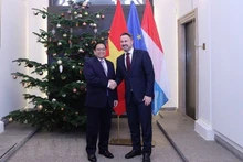 El primer ministro Pham Minh Chinh y su par de Luxemburgo, Xavier Bettel. (Foto: VNA)