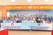 Delegados vietnamitas y camboyanos tomaron fotografías de recuerdo (Foto:VNA)