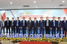 El premier vietnamita, Pham Minh Chinh, y los delegados en la cita.