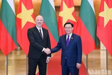 El presidente de la AN vietnamita, Vuong Dinh Hue, y su par de Bulgaria, Rossen Dimitrov Jeliazkov, en la ceremonia de bienvenida.