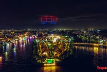 Espectáculo de luces con drones ilumina cielo de ciudad antigua de Hoi An