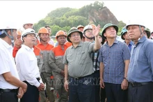 El primer ministro de Vietnam, Pham Minh Chinh, inspecciona el tramo del Circuito 3 Quang Trach-Pho Noi de la línea eléctrica de 500 kV. (Foto: VNA)