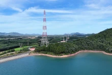 Superando el sol y el viento para construir poste más alto de la línea de 500kV