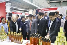 Los delegados visitan un stand en la Feria Comercial Vietnam-Laos 2024, organizada en la capital de Vientián el mes pasado (Foto: VNA)