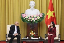 La vicepresidenta de Vietnam, Vo Thi Anh Xuan, intercambia con Elchin Amirbayov, enviado especial del Presidente de Azerbaiyán. (Foto: VNA)
