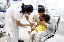 Inyección de vacuna para niños en Vietnam (Foto: VNA)