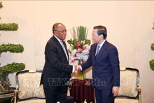 Phan Van Mai, presidente del Comité Popular de Ciudad Ho Chi Minh, recibie a Manuel Domingos Augusto secretario del Comité Central del gobernante MPLA (Foto: VNA)