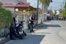 La policía tailandesa rodeó la casa durante un tiroteo en Phetchaburi el mes pasado (Foto: AP)