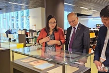 El embajador de Hanói en Paris, Dinh Toan Thang, visita la exposición. (Foto: KHAI HOAN)