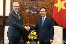 El presidente de Vietnam, Vo Van Thuong, recibe al embajador de Francia en Hanoi, Nicolas Warnery (Foto: VNA)