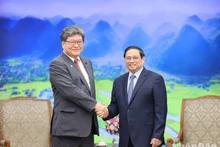 El primer ministro de Vietnam, Pham Minh Chinh (derecha), recibe a Hagiuda Koichi, jefe del Departamento de Investigación sobre Políticas del Partido Liberal Democrático de Japón. (Foto: Nhan Dan)
