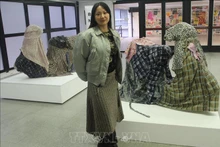 Tra My Nguyen presenta obras de arte en BIENALSUR. (Foto: VNA)