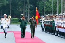 El general Phan Van Giang, ministro de Defensa de Vietnam, y el viceprimer ministro y titular de Defensa de Camboya, general Tea Seiha, pasan revista a la guardia de honor. (Foto: VNA)