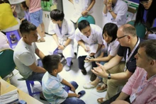 Médicos de FTW examinan a pacientes pediátricos en el Hospital Viet Duc durante un viaje de trabajo en 2018. (Foto: FTW)