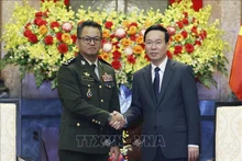 El presidente de Vietnam, Vo Van Thuong (derecha), recibe al viceprimer ministro y titular de Defensa de Camboya, general Tea Seiha (Foto: VNA)