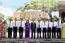 El presidente Vo Van Thuong y maestros de la Universidad (Foto:VNA)
