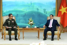 El primer ministro de Vietnam, Pham Minh Chinh, el viceprimer ministro y titular de Defensa del país vecino, general Tea Seiha. (Foto: Tran Hai)