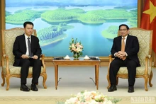 El primer ministro de Vietnam, Pham Minh Chinh (derecha), recibe al ministro laosiano de Industria y Comercio, Malaythong Kommasith (Fotografía: VNA)