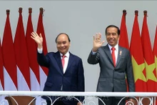 El presidente de Vietnam, Nguyen Xuan Phuc (izquierda), y su homólogo de Indonesia, Joko Widodo (Fotografía: VNA)