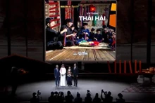 Un representante del Área de Reserva de Aldea de Casas sobre Pilotes Ecológicas Thai Hai de Vietnam recibe el prestigioso premio en la noche del 12 de marzo. (Foto: Administración Nacional de Turismo de Vietnam)