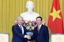 El presidente de Vietnam, Vo Van Thuong, recibe a Jadamba Enkhbayar, secretario del Consejo de Seguridad Nacional de Mongolia (Foto: VNA)