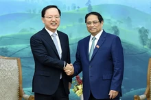 El primer ministro de Vietnam, Pham Minh Chinh, recibe a Park Hark Kyu, director financiero del Grupo surcoreano Samsung (Foto: Nhan Dan)