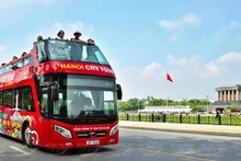 Turistas extranjeros participan en un recorrido en autobús de dos pisos por Hanoi (Foto: VNA) 