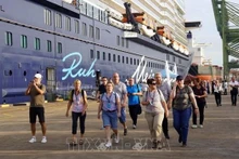 Cruceristas internacionales llegan al puerto internacional de Vung Tau, en la provincia sureña de Ba Ria-Vung Tau (Foto: VNA)