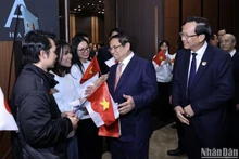 El primer ministro Pham Minh Chinh y los connacionales vietnamitas residentes en Japón (Foto: Nhan Dan)