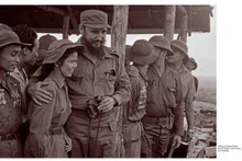 El líder cubano Fidel Castro con la heroína Ta Thi Kieu. (Foto :VNA)
