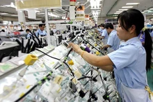 La empresa Sumi-Hanel Wiring System en el Parque industrial Sai Dong B, en Hanoi, se especializa en el montaje de sistemas de cableado eléctrico para automóviles exportados al mercado estadounidense. (Foto: VNA)