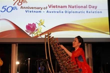 Actuación única de instrumentos musicales tradicionales vietnamitas en la celebración en Australia. (Foto: VNA)