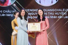 La viceministra de Relaciones Exteriores, Le Thi Thu Hang, jefa del Comité Estatal para los Vietnamitas en el Extranjero, entrega Certificados a ganadores (Foto: VNA)