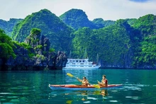 Turistas en la Bahía de Ha Long (Foto: baoquangninh.vn)