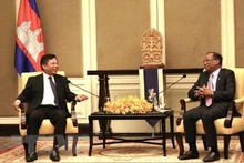 El embajador de Vietnam en Camboya, Nguyen Huy Tang, conversa con el segundo vicepresidente de la Asamblea Nacional de este país, Vong Sauth. (Foto: VNA)