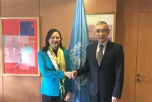 La embajadora Nguyen Thi Van Anh, representante permanente de Vietnam ante la Unesco, y Qu Xing, vicedirector general de la Unesco. (Foto:VNA)