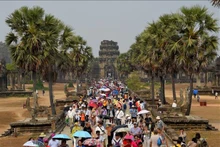 Los turistas visitan Angkor Wat en el Parque Arqueológico de Angkor en la provincia de Siem Reap, Camboya. (Foto: AFP/VNA)