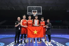 El club de baloncesto phygital Vietnam-Thang Long Warrriors conquistó el título de campeón en los Juegos del Futuro 2024, luego de vencer a su rival venezolano Lebertadores Phygital en la final. (Foto: kinhtedothi.vn)