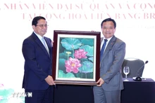 El premier vietnamita, Pham Minh Chinh, entrega regalos a funcionarios y personal de la Embajada y la comunidad vietnamita en Brasil.