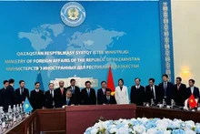En la firma del memorando de entendimiento sobre el establecimiento de las relaciones entre las provincias de Bac Ninh y Kazajstán Oriental (Foto: VNA)