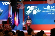 El presidente del Senado de la República Checa, Milos Vystrcil, felicita a la asociación por su 25 aniversario (Foto: VOV)
